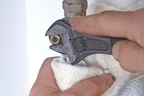 Patteri ei lämpene alhaalta: Vaihda patterin venttiili Patteri ei lämpene alhaalta: Irrota tiiviste kylmästä patterista